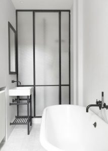 salle_de_bain_design_avec_verriere